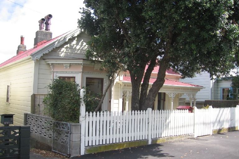 Photo of property in 106 Austin Street, Mount Victoria, Wellington, 6011