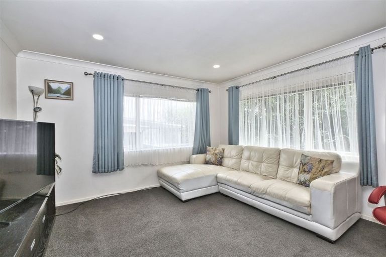 Photo of property in 2/8 Bronzewing Terrace, Unsworth Heights, Auckland, 0632
