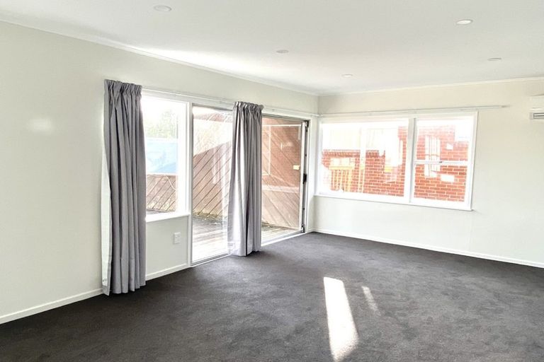 Photo of property in 27 Brunton Place, Glenfield, Auckland, 0629