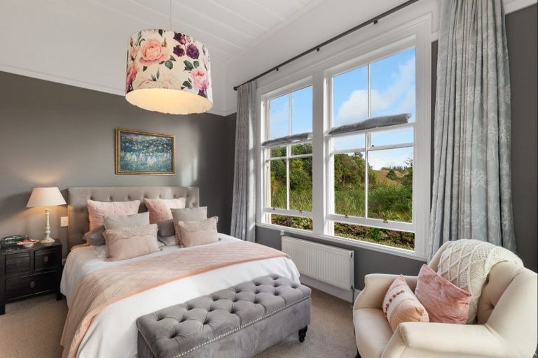 Photo of property in 214 Heatherlea Road East, Levin, 5571