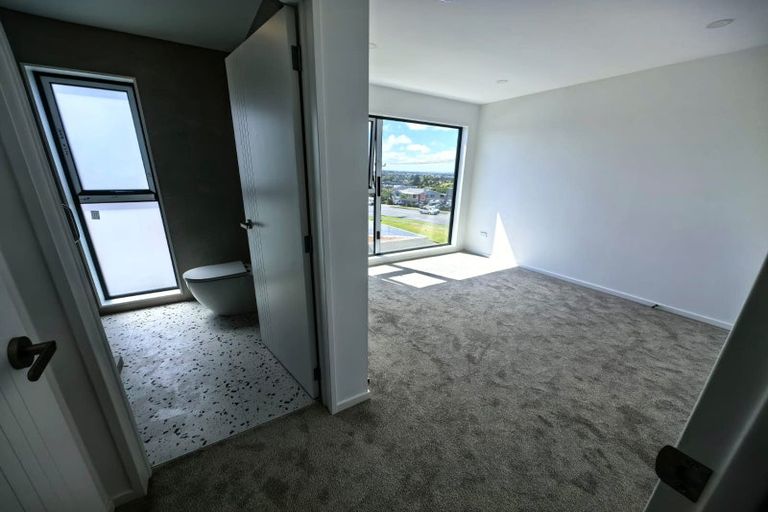Photo of property in 4/4024 Great North Road, Glen Eden, Auckland, 0602