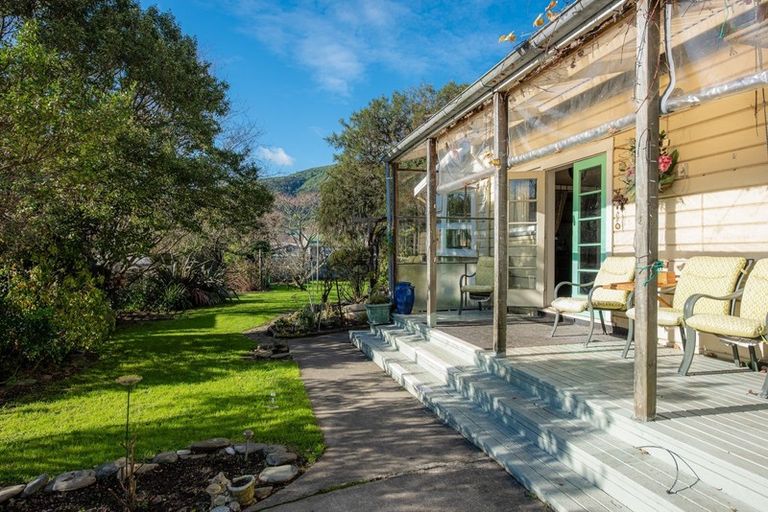 Photo of property in 6 Durham Street, Picton, 7220