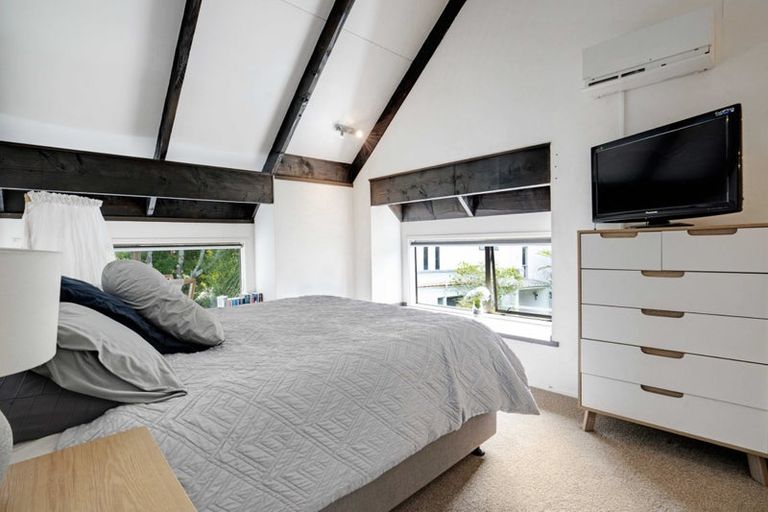 Photo of property in 2/5 Eugen Place, Bayview, Auckland, 0629