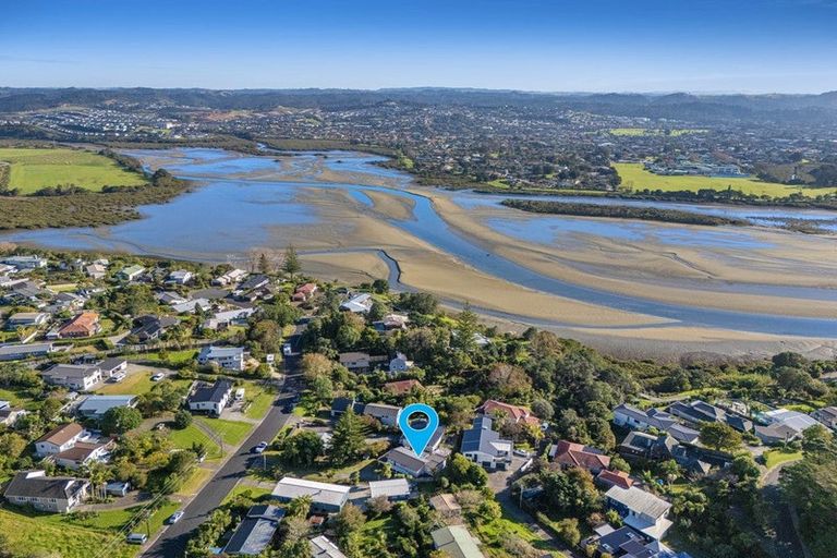 Photo of property in 5 Maori Hut Road, Red Beach, 0932