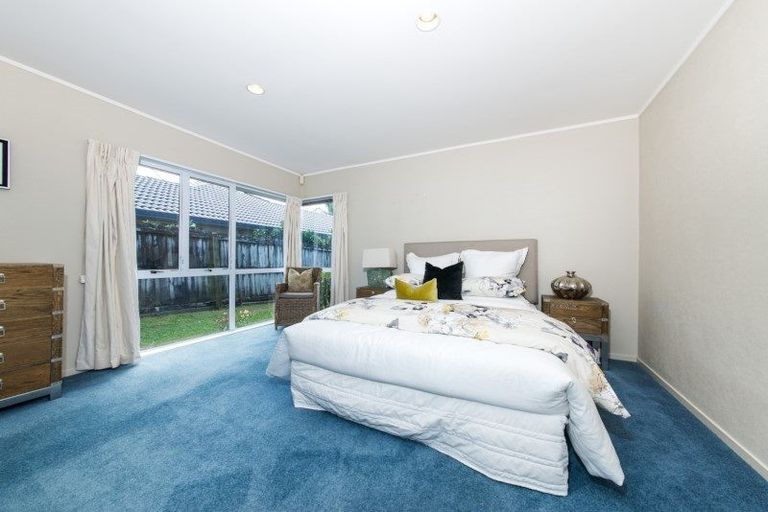 Photo of property in 1 Campian Place, Golflands, Auckland, 2013