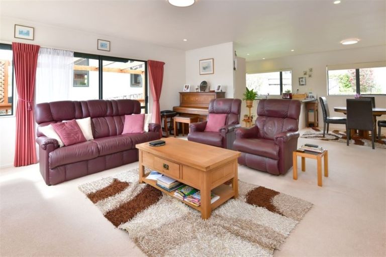 Photo of property in 2/12 Sundown Avenue, Manly, Whangaparaoa, 0930