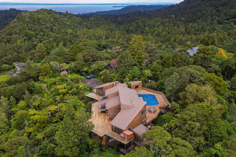 Photo of property in 922 West Coast Road, Waiatarua, Auckland, 0604