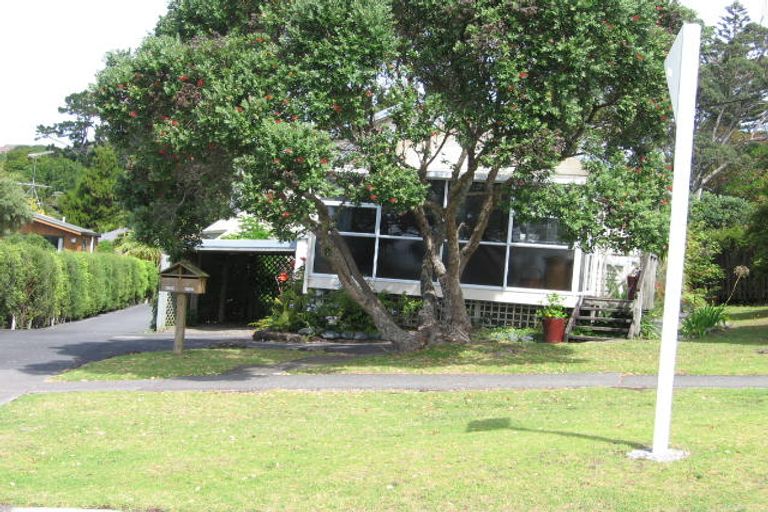 Photo of property in 2/2a Park Rise, Campbells Bay, Auckland, 0630