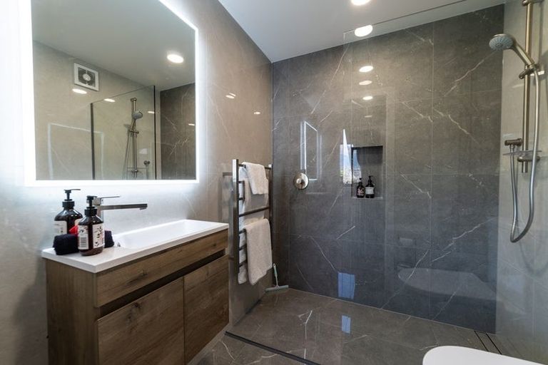 Photo of property in 18 Poplar Drive, Kelvin Heights, Queenstown, 9300