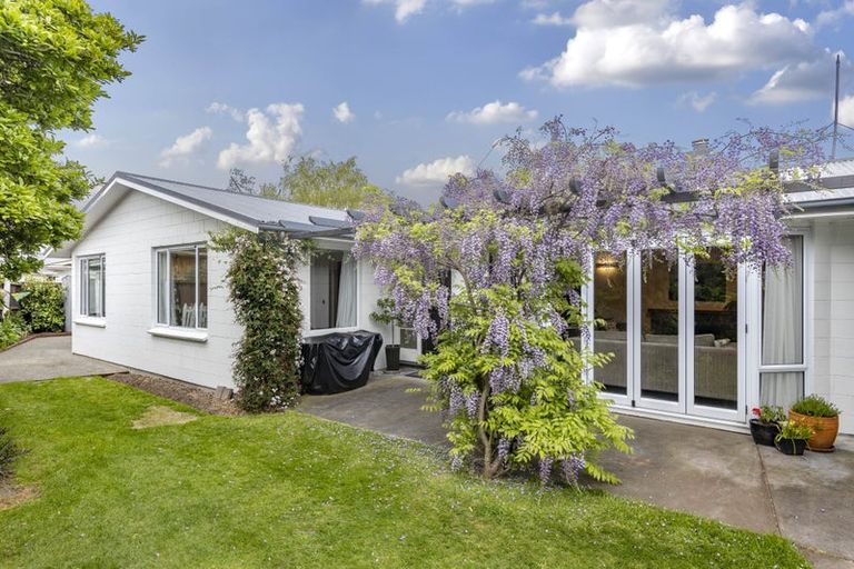 Photo of property in 17 Seagrave Place, Ilam, Christchurch, 8041