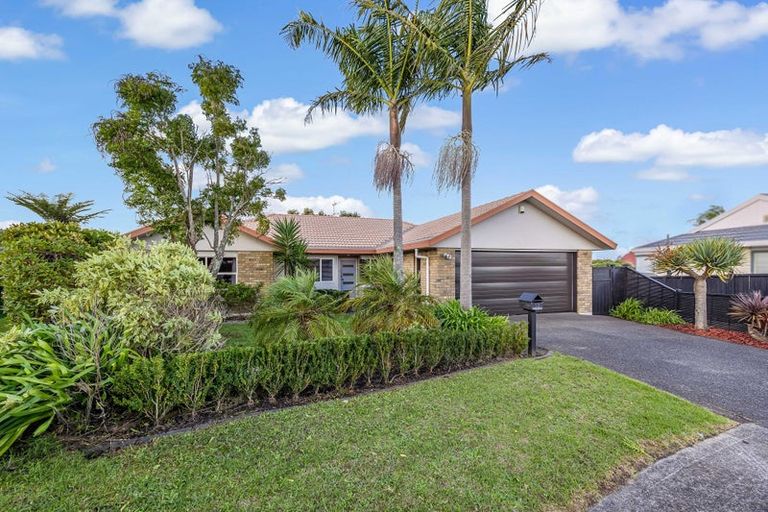 Photo of property in 13 Bridgehead Cove, West Harbour, Auckland, 0618