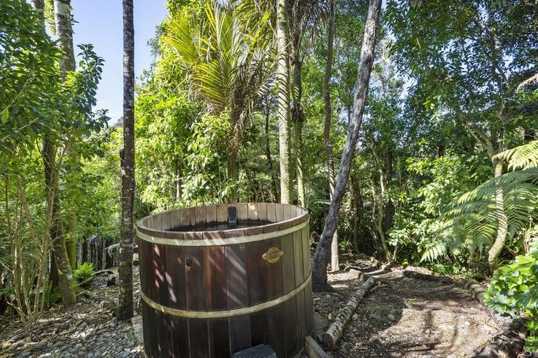 Photo of property in 9 Tawini Road, Titirangi, Auckland, 0604