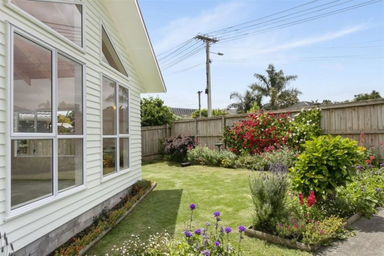 Photo of property in 10 Waione Avenue, Te Atatu Peninsula, Auckland, 0610