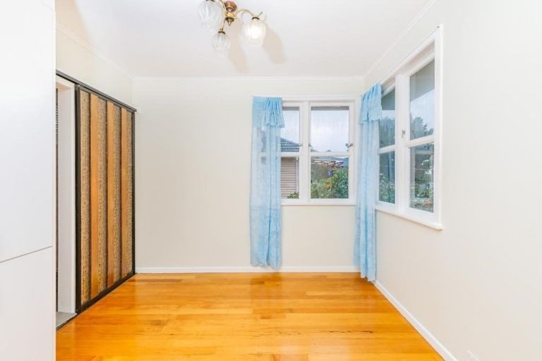 Photo of property in 9 Maunder Place, New Lynn, Auckland, 0600