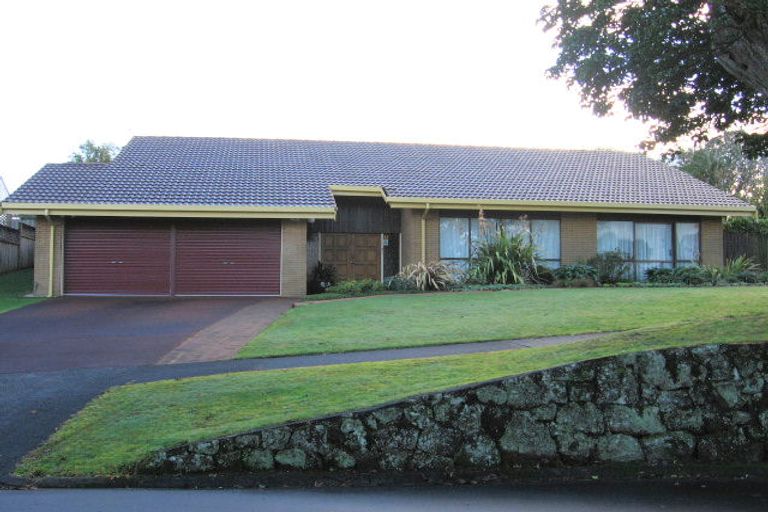 Photo of property in 22 Elsted Place, Goodwood Heights, Auckland, 2105