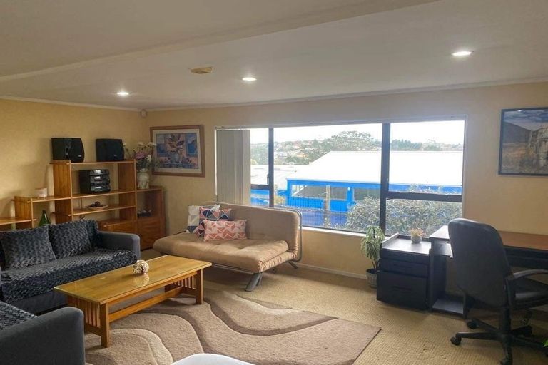 Photo of property in 13 Hueglow Rise, West Harbour, Auckland, 0618