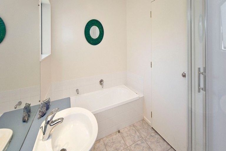 Photo of property in 82 Buscomb Avenue, Henderson, Auckland, 0610