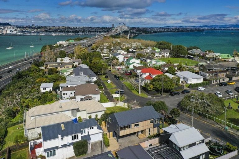 Photo of property in 2/43 Princes Street, Northcote Point, Auckland, 0627