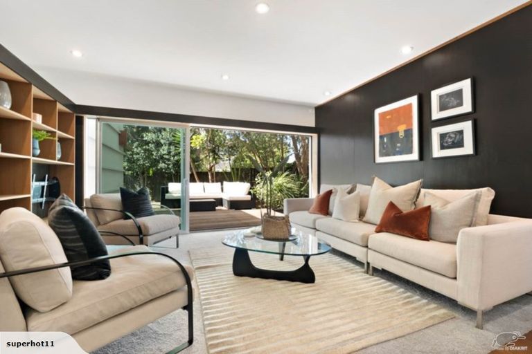 Photo of property in 8a Wairata Place, Te Atatu South, Auckland, 0610