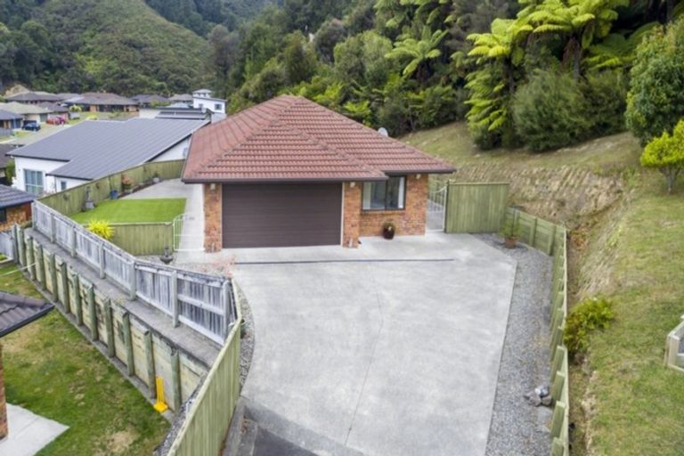 Photo of property in 40 King Charles Drive, Kingsley Heights, Upper Hutt, 5018
