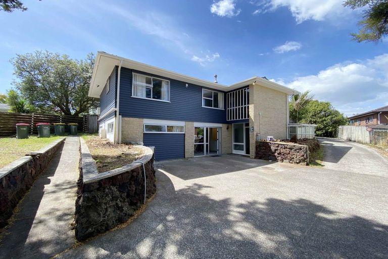 Photo of property in 13 Halcombe Place, Green Bay, Auckland, 0604