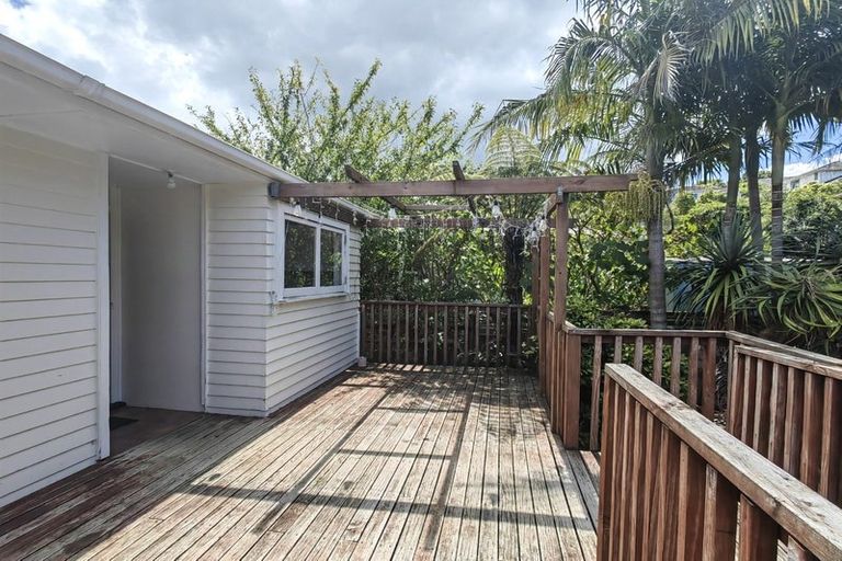 Photo of property in 33 Lynden Avenue, Hillcrest, Auckland, 0627