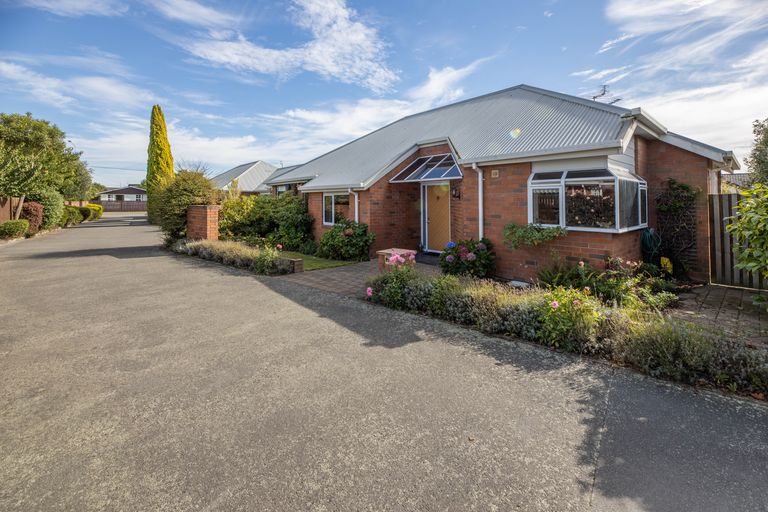 Photo of property in 2 Pentavon Lane, Avonhead, Christchurch, 8042