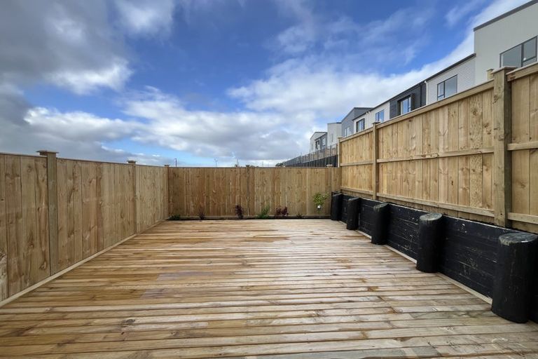 Photo of property in 19 Kuaha Road, Massey, Auckland, 0614