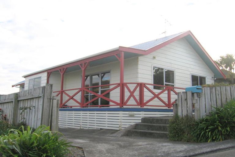 Photo of property in 16 Welland Place, Island Bay, Wellington, 6023