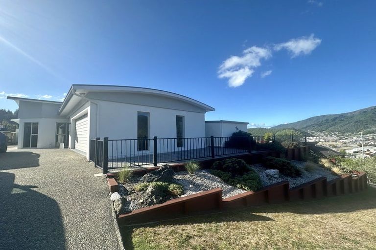 Photo of property in 8 Harbour View Heights, Picton, 7220