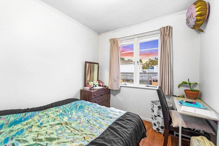 Photo of property in 17 Kuaka Place, New Lynn, Auckland, 0600