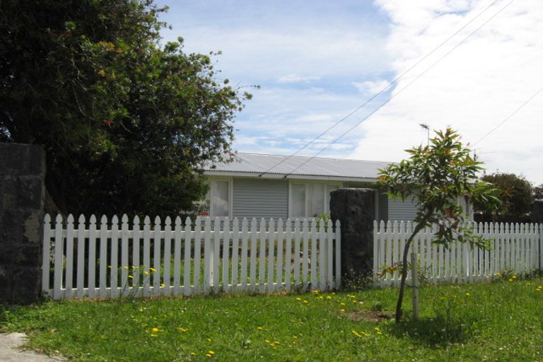 Photo of property in 9 Tarata Crescent, Mangere Bridge, Auckland, 2022