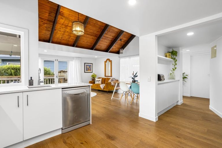 Photo of property in 8 Eucalyptus Place, Beach Haven, Auckland, 0626