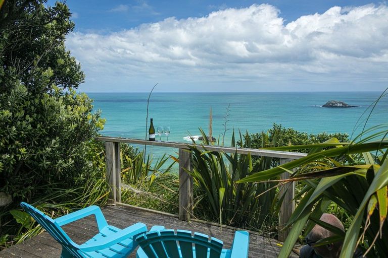 Photo of property in 15 Ngatira Road, Muriwai, Waimauku, 0881