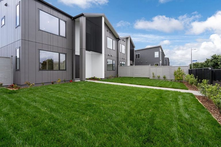Photo of property in 2 Park Green Avenue, Rosehill, Papakura, 2113