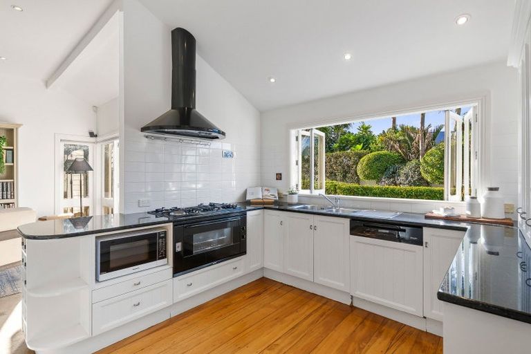 Photo of property in 5 Clarence Road, Northcote Point, Auckland, 0627