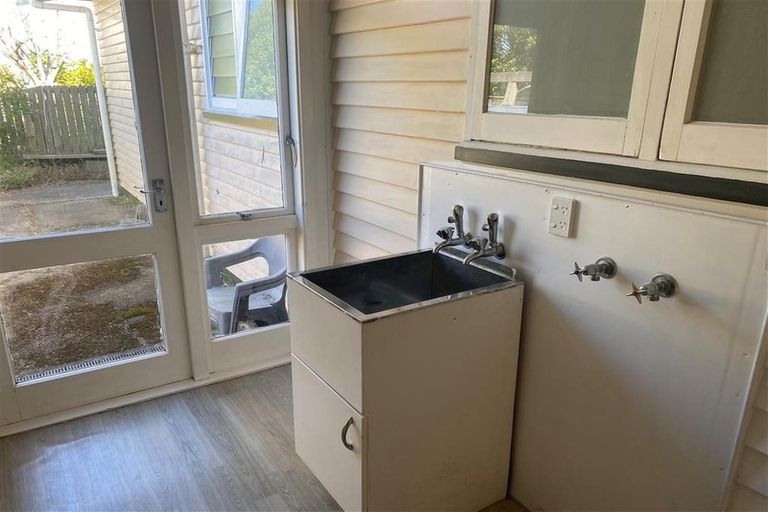 Photo of property in 19 Pinkerton Grove, Newlands, Wellington, 6037