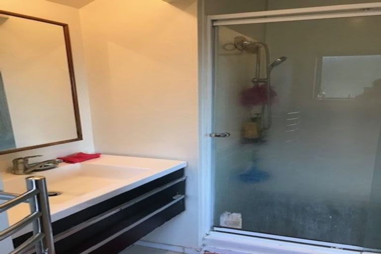 Photo of property in 2/2 Deverell Place, Northcross, Auckland, 0632