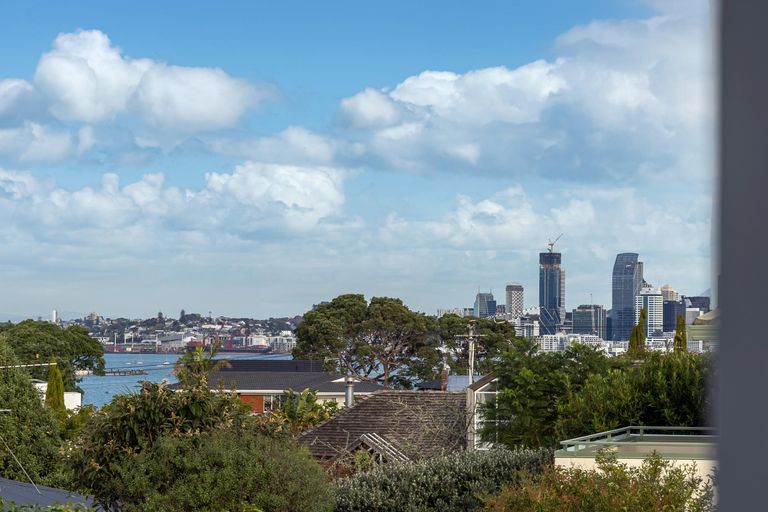 Photo of property in 2/101 Sylvan Avenue, Northcote, Auckland, 0627