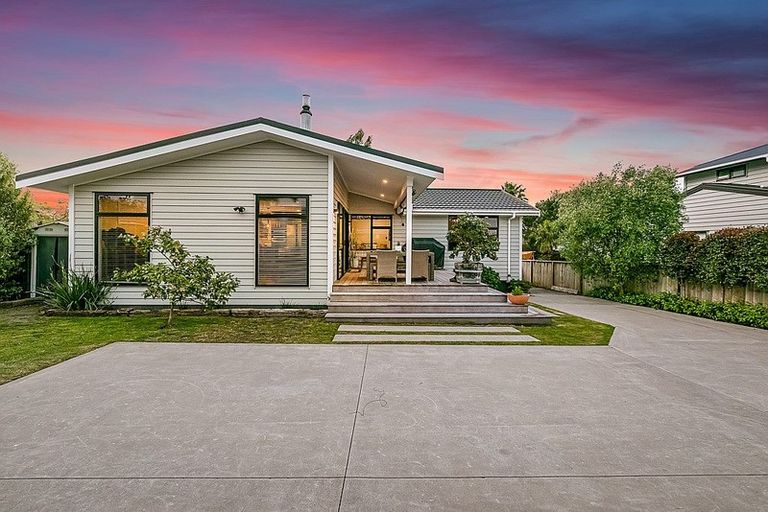 Photo of property in 8 Bosun Place, Te Atatu Peninsula, Auckland, 0610