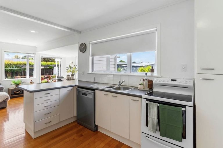 Photo of property in 70 Edgewater Drive, Pakuranga, Auckland, 2010