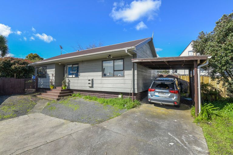Photo of property in 11 Imperial Place, Henderson, Auckland, 0612