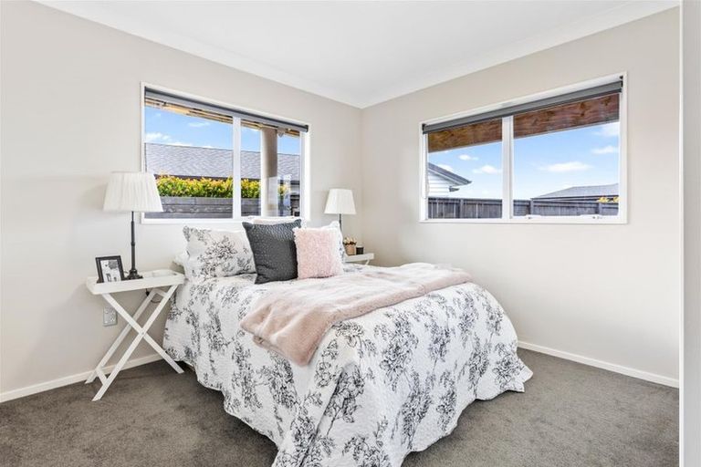 Photo of property in 26 Bernleigh Terrace, West Harbour, Auckland, 0618