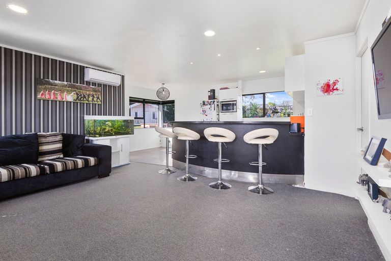 Photo of property in 11 Imperial Place, Henderson, Auckland, 0612