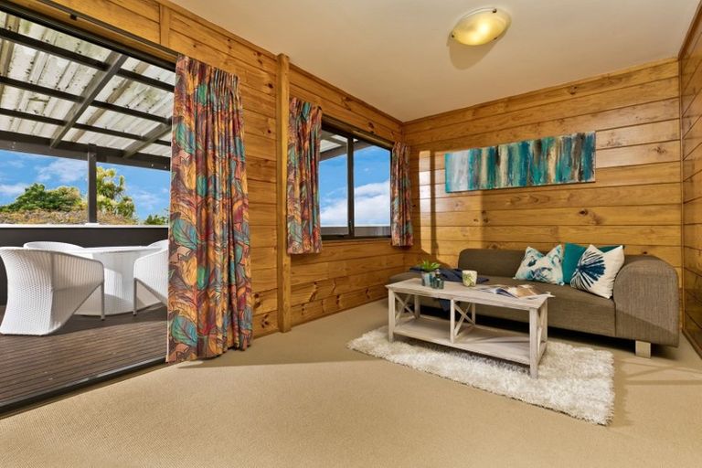 Photo of property in 6 Tasman Avenue, Henderson Valley, Auckland, 0614