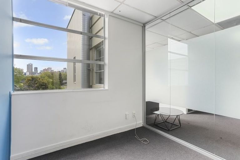 Photo of property in 1/2 College Road, Northcote, Auckland, 0627
