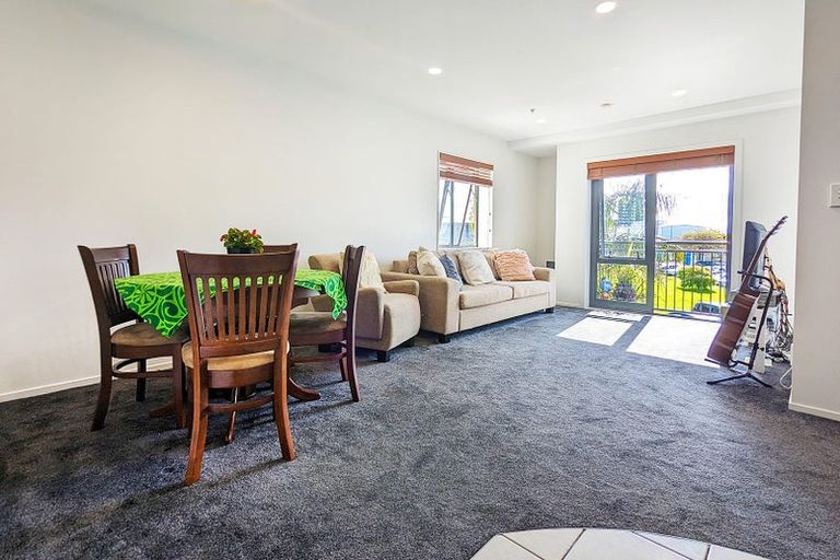 Photo of property in 1h/10 Crown Lynn Place, New Lynn, Auckland, 0600