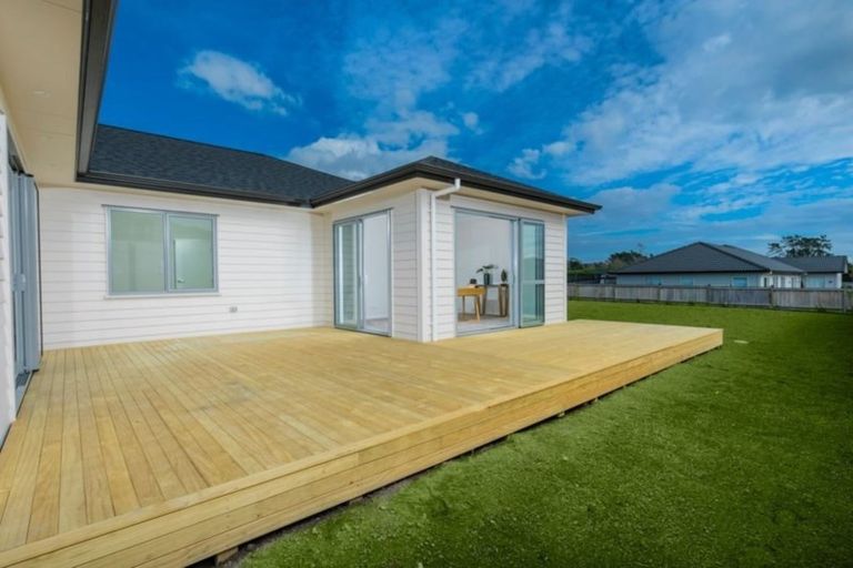 Photo of property in 16 Gilbransen Road, Kumeu, 0810