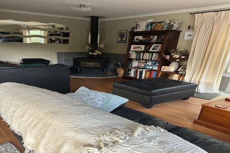 Photo of property in 1 Peckham Grove, Tawa, Wellington, 5028