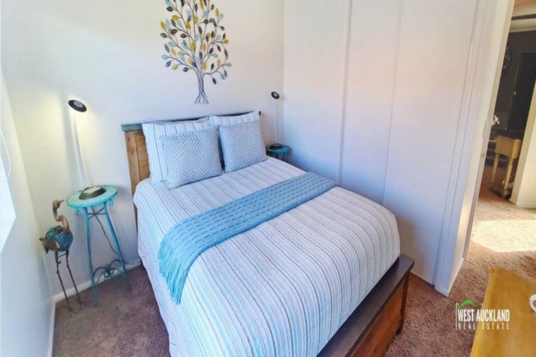 Photo of property in 19 Heversham Place, Glendene, Auckland, 0602